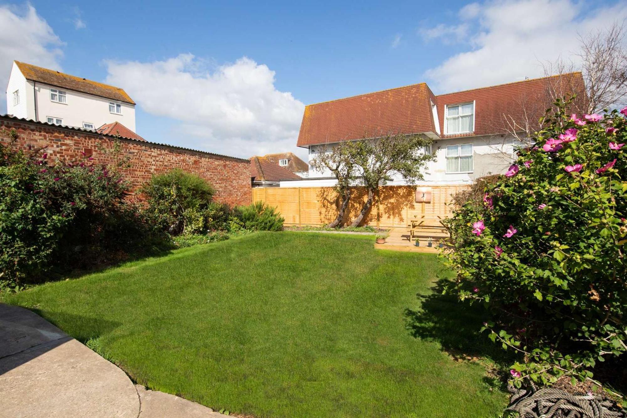 Absolute Beachfront With Decked Garden Oasis And Views Bognor Regis Exterior foto