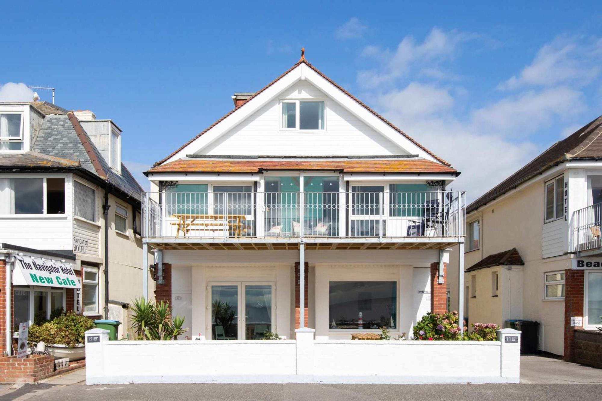 Absolute Beachfront With Decked Garden Oasis And Views Bognor Regis Exterior foto
